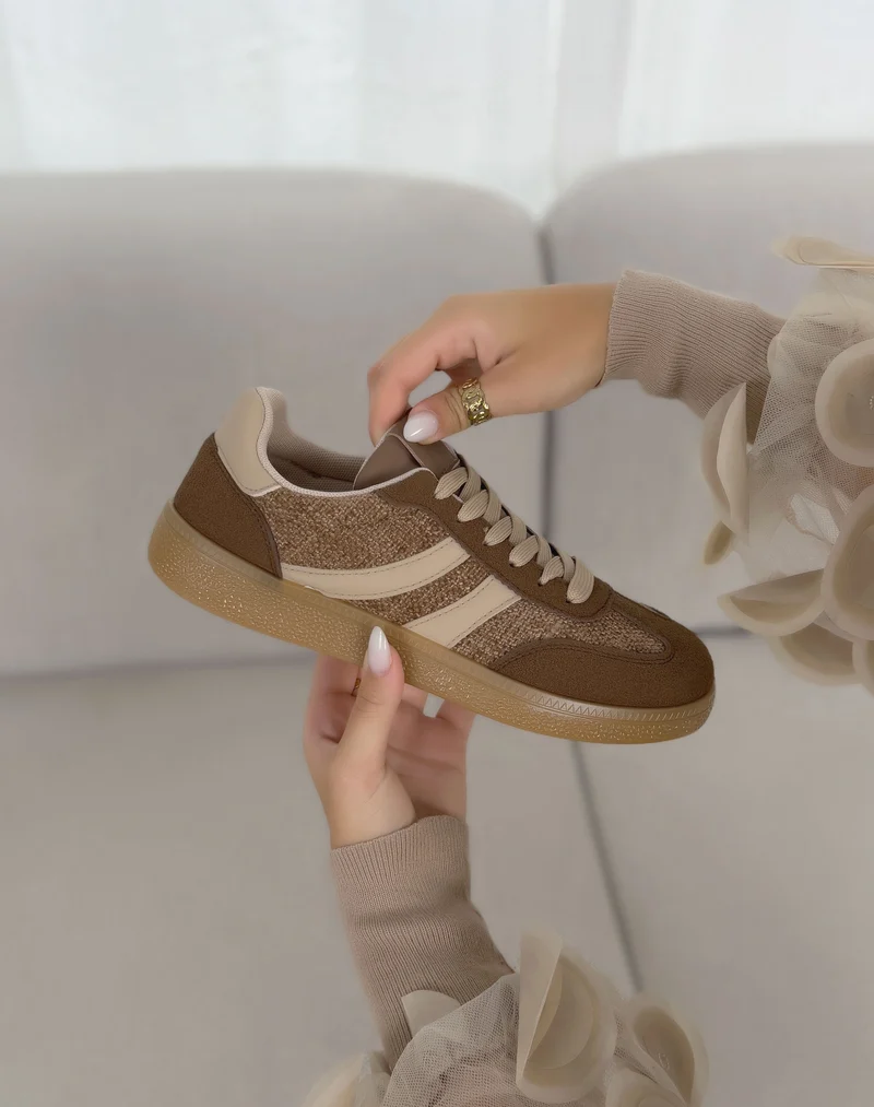 Basket femme marron tendance à bandes beiges et semelle gomme