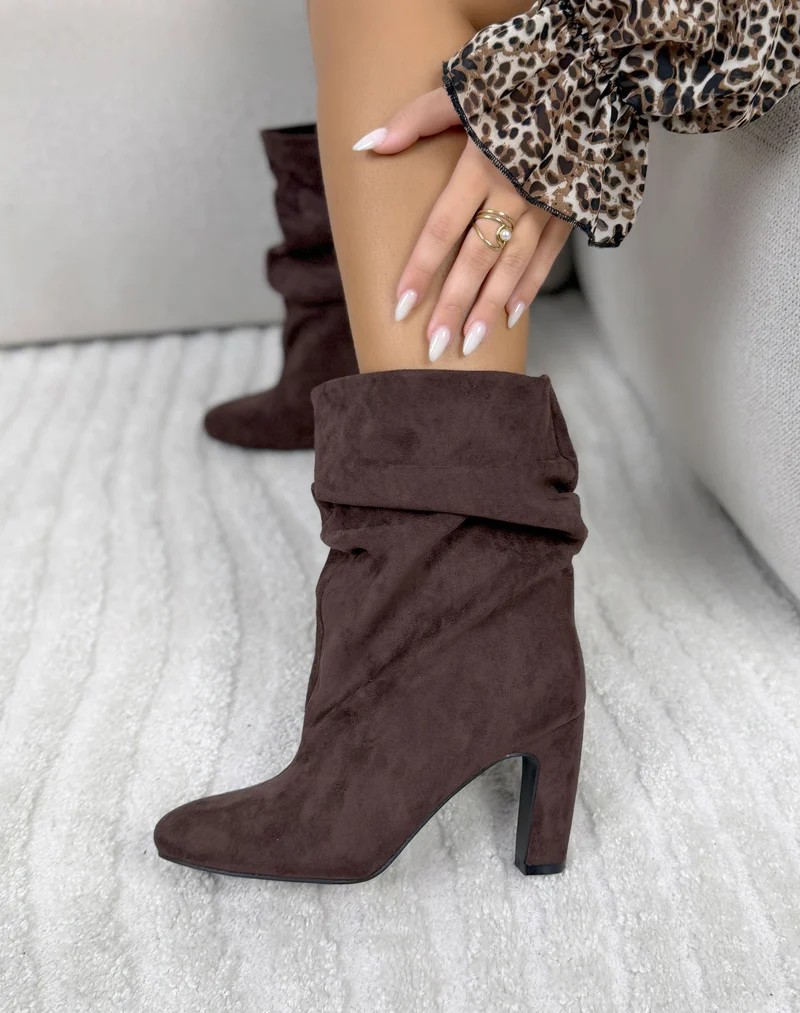 Bottines femme marron élégantes en suédine à talon épais et effet plissé