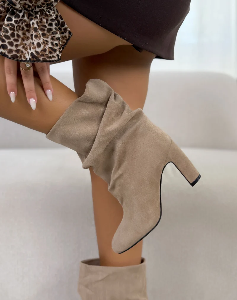 Bottines femme beige élégantes en suédine à talon épais et effet plissé