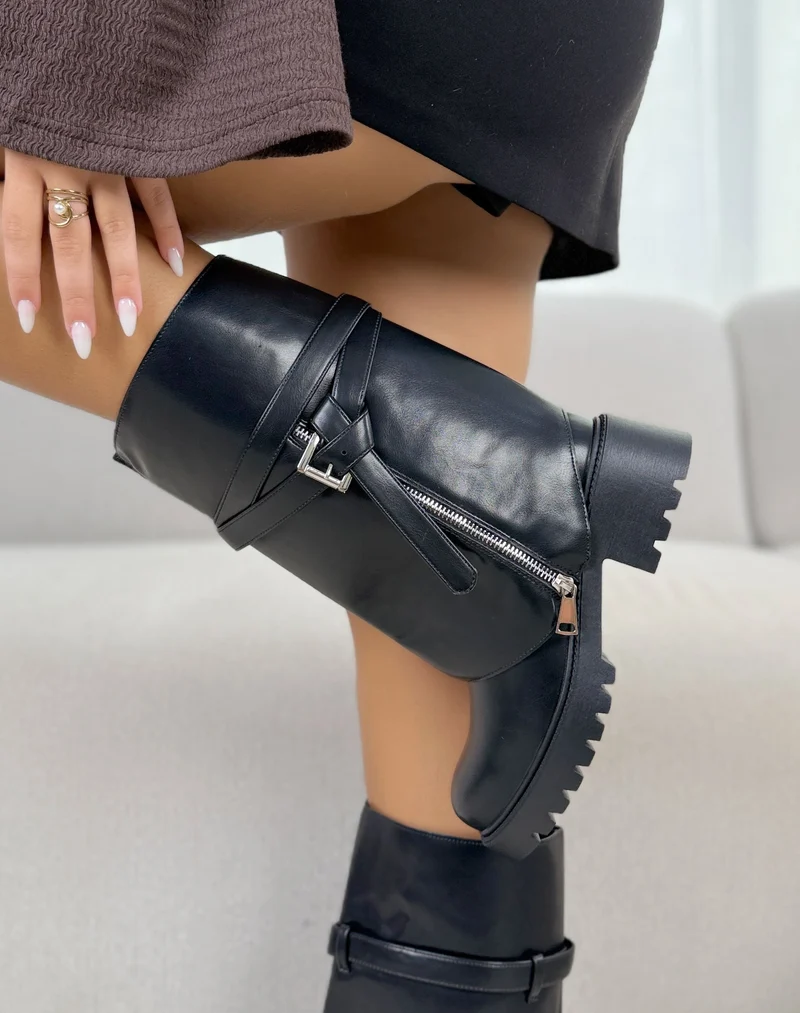 BottInes femme noires tendance à semelle crantée et boucle argentée