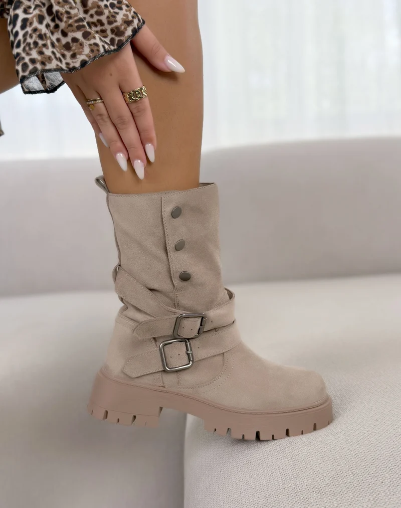 Bottines femme beige tendance en suédine à boucles et semelle crantée