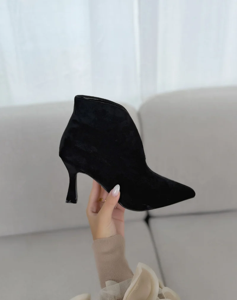 Bottine femme noire élégante à talon fin et bout pointu