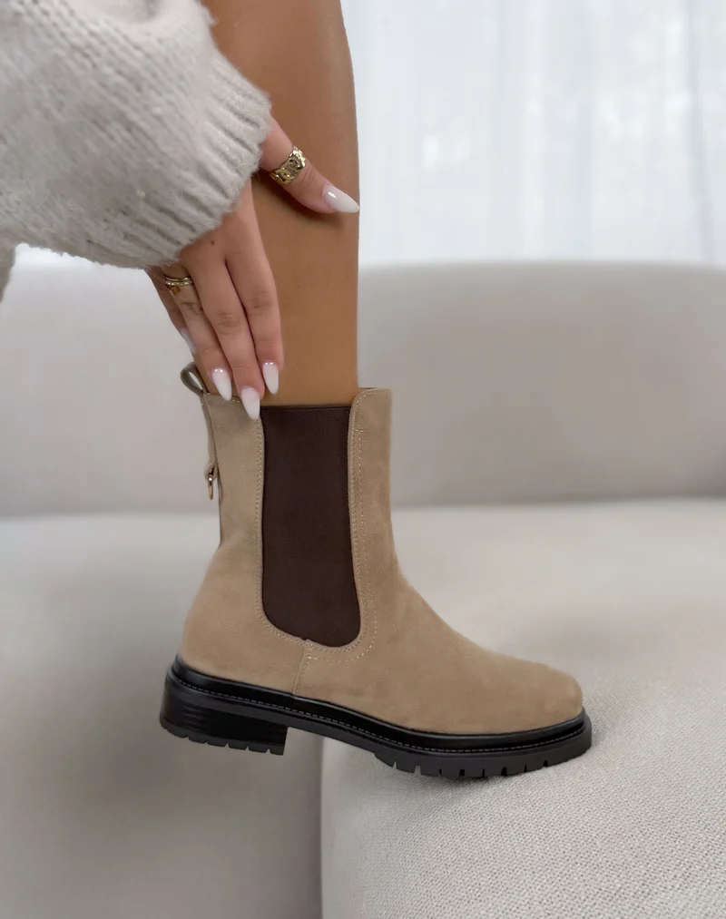 Bottines femme beiges tendance en suédine avec élastiques et semelle crantée