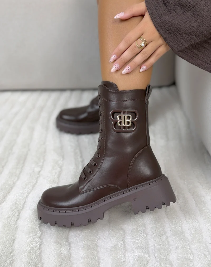 Bottines femme marron tendance à lacets avec bijou doré et semelle crantée