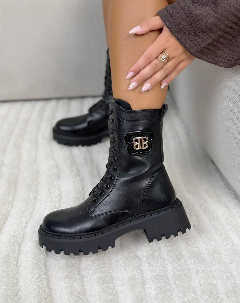 Bottines femme noires tendance à lacets avec bijou doré et semelle crantée