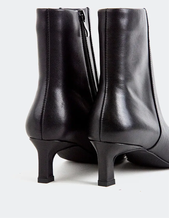 Kallista Black Leather