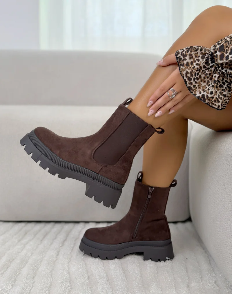 Bottines femme marron tendance en suédine style Chelsea à semelle crantée et talon épais