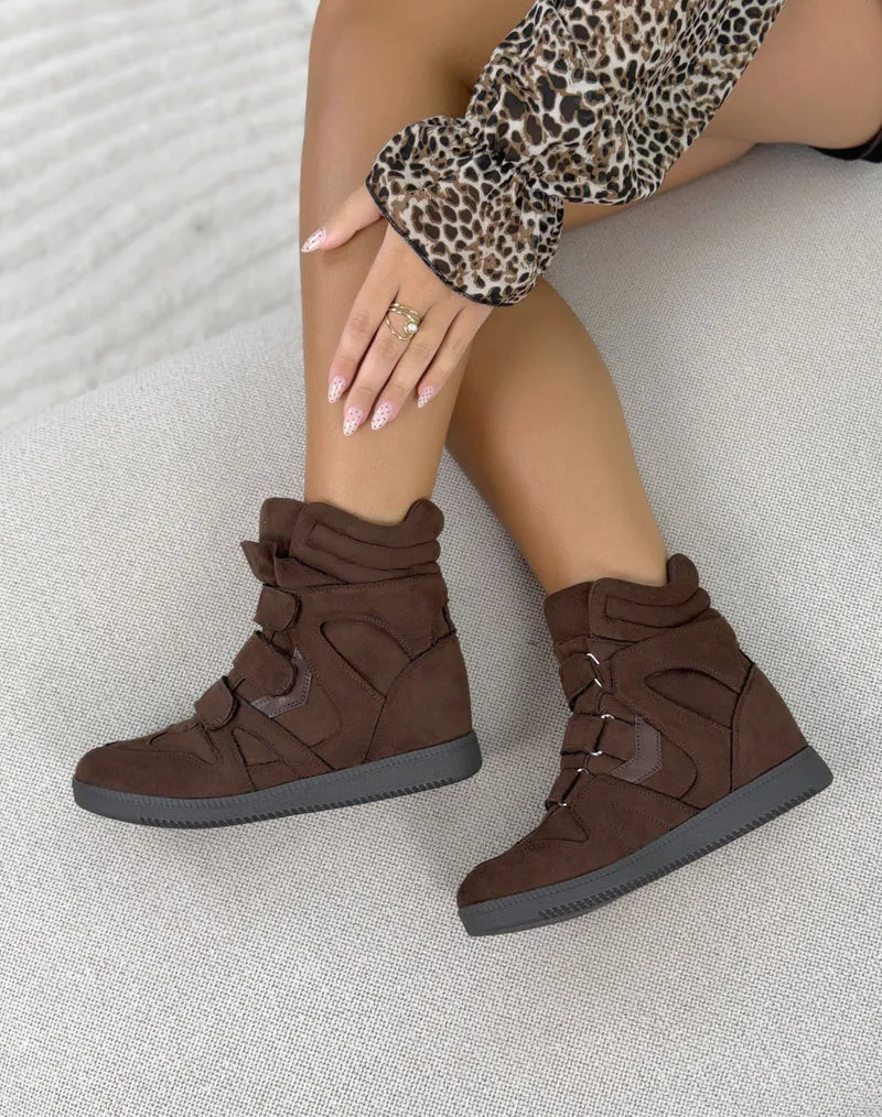 Baskets femme marron foncé tendance en suédine à talon compensé et 3 scratchs