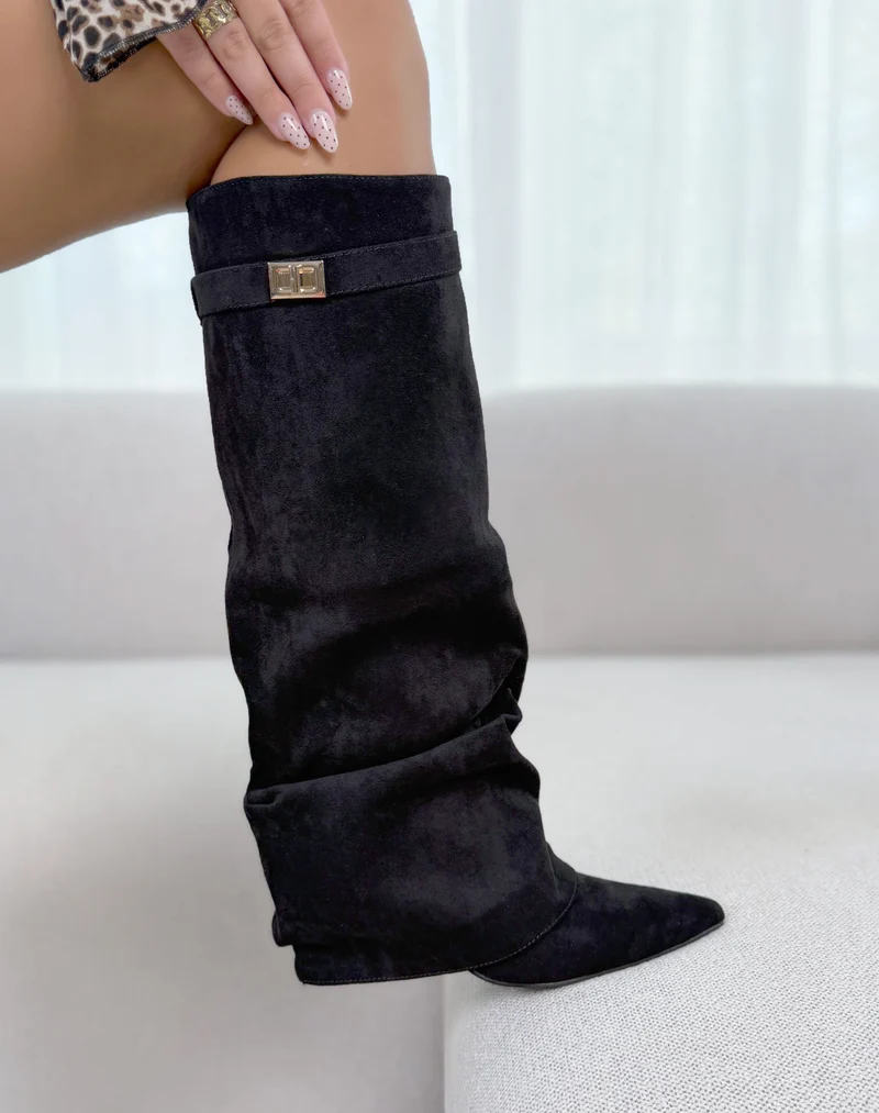 Bottes femme noires élégantes en suédine à revers et détail doré