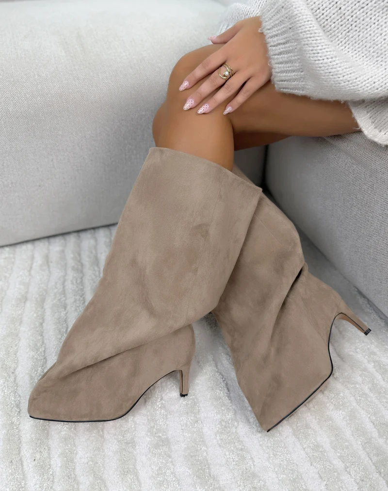 Bottes femme beige tendance en suédine à tige ultra large et bout pointu
