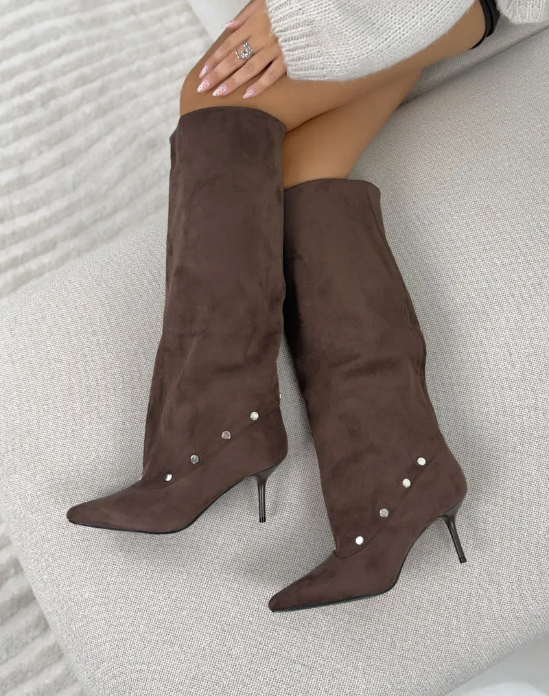 Bottes femme marron élégantes en suédine à talon aiguille et boutons argentés