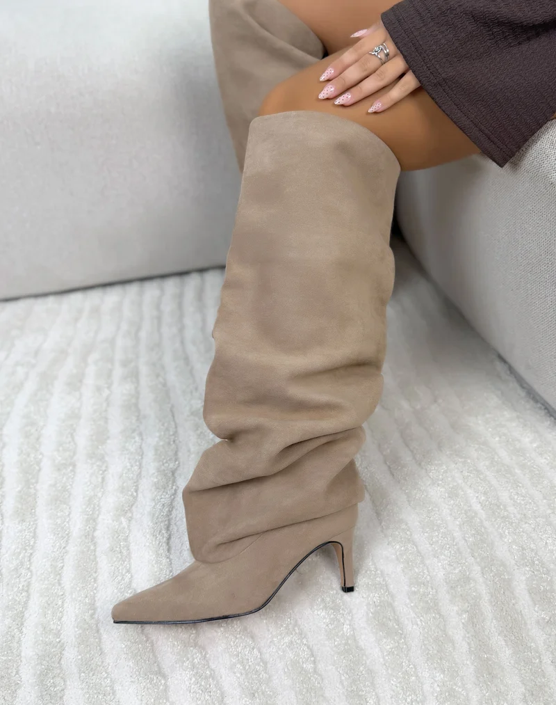 Cuissardes femme beige tendance en suédine à tige large et talon aiguille