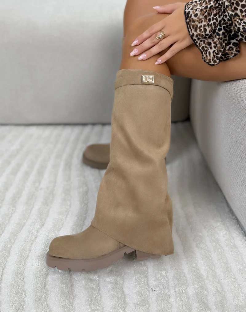 Bottes femme beige tendance en suédine à revers avec bijou doré et semelle crantée
