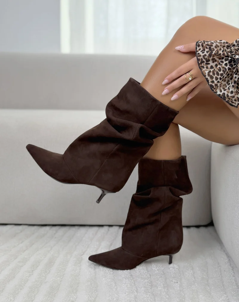 Bottines femme marron élégantes à tige retroussée et petit talon aiguille