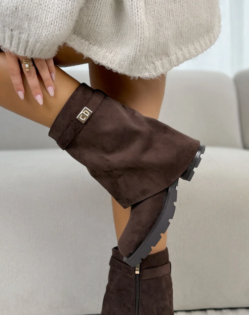 Bottines femme marron tendance en suédine à revers avec bijou doré et semelle crantée