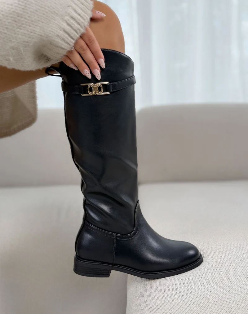 Bottes femme noires élégantes à petit talon avec lanière et bijou doré