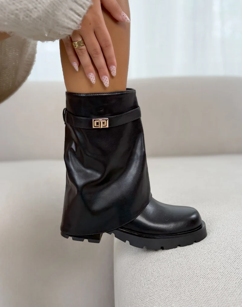 Bottines femme noires tendance à revers avec bijou doré et semelle crantée