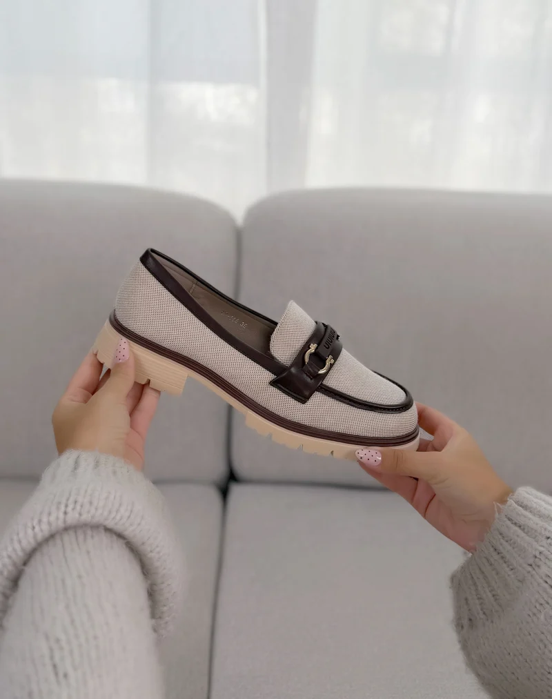 Mocassins femme beige tendance en tissu tissé avec détails marron et dorés