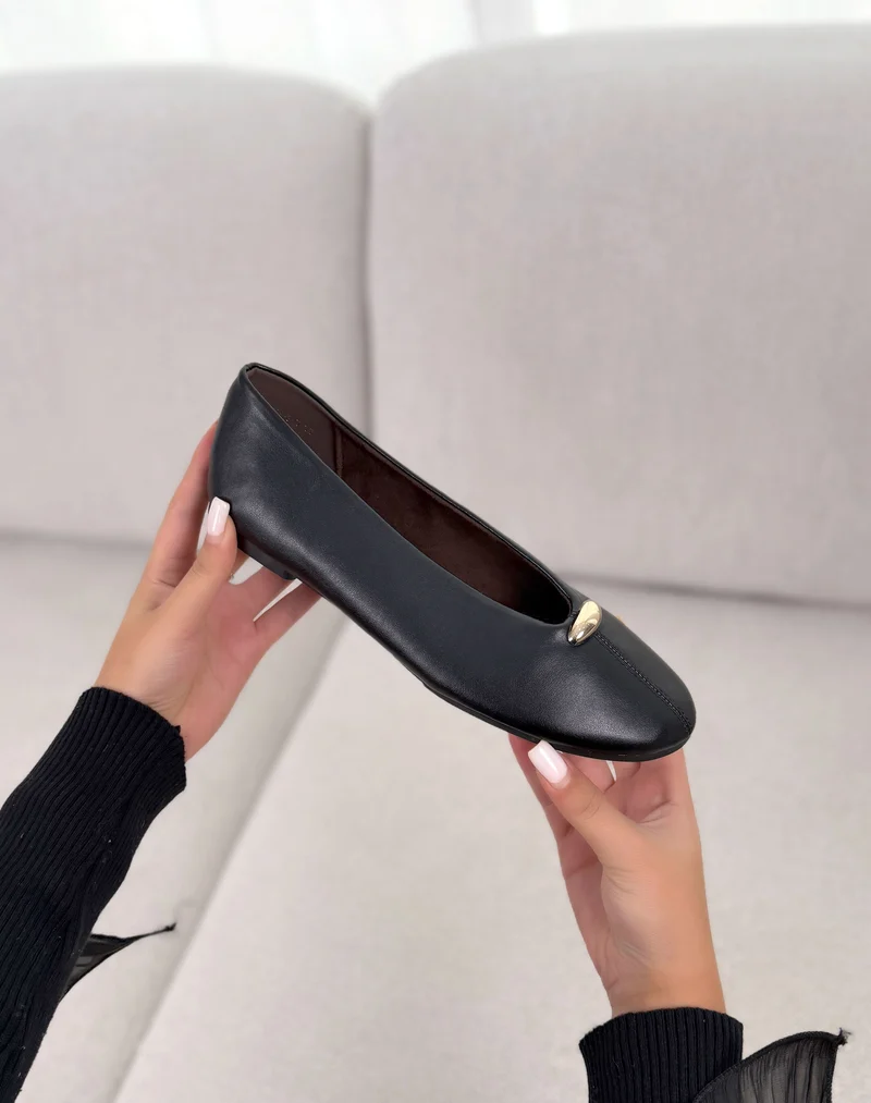 Ballerine femme noire élégante en similicuir avec bijou doré