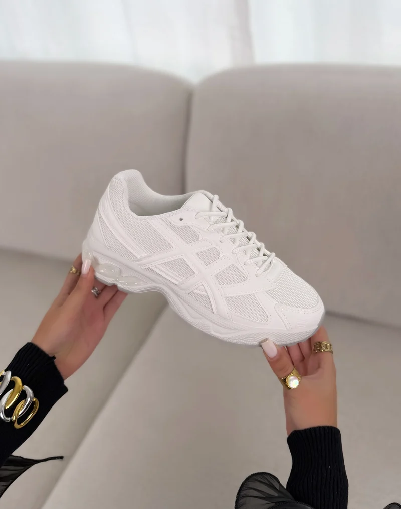Basket femme blanche tendance à semelle épaisse et empiècements ton sur ton