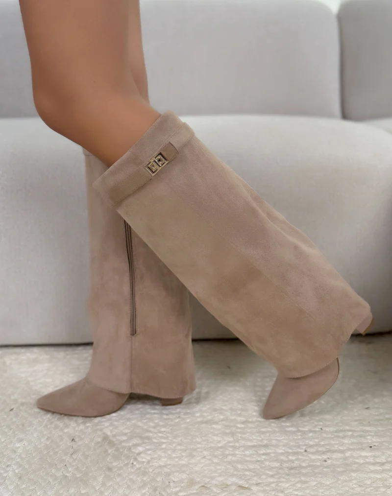 Bottes femme beige élégantes à revers avec bijou doré et talon épais