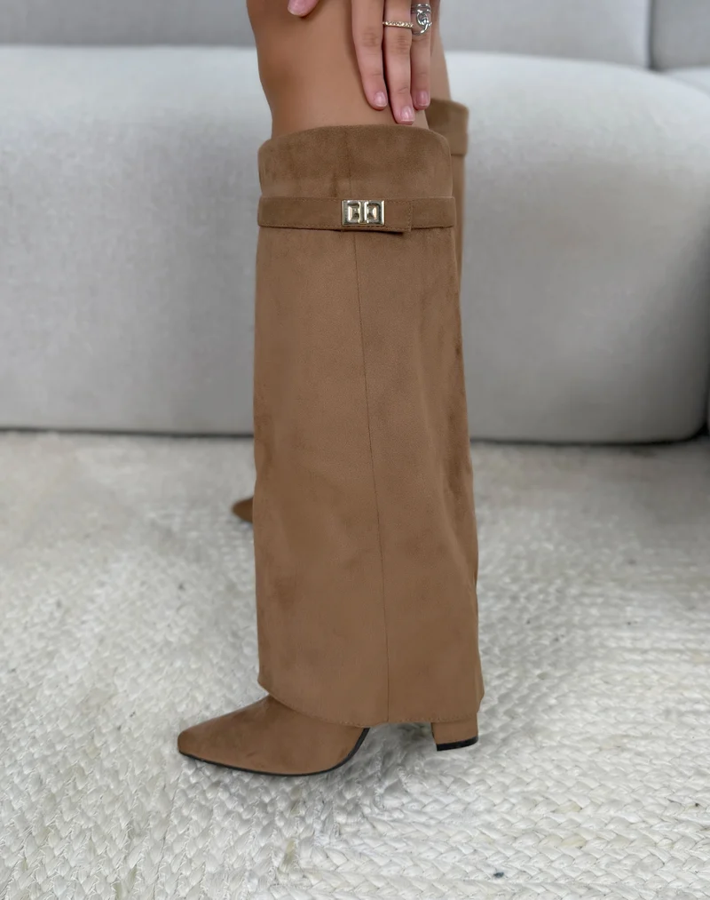Bottes femme camel élégantes à revers avec bijou doré et talon épais