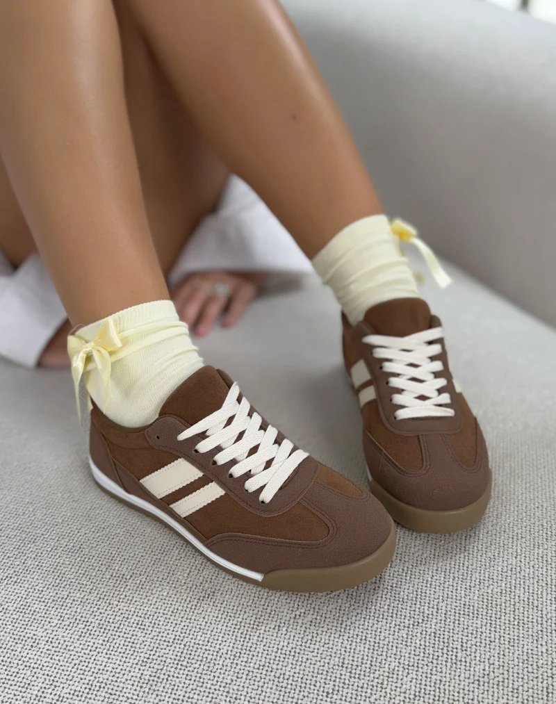 Basket femme marron tendance en suédine avec bandes blanches