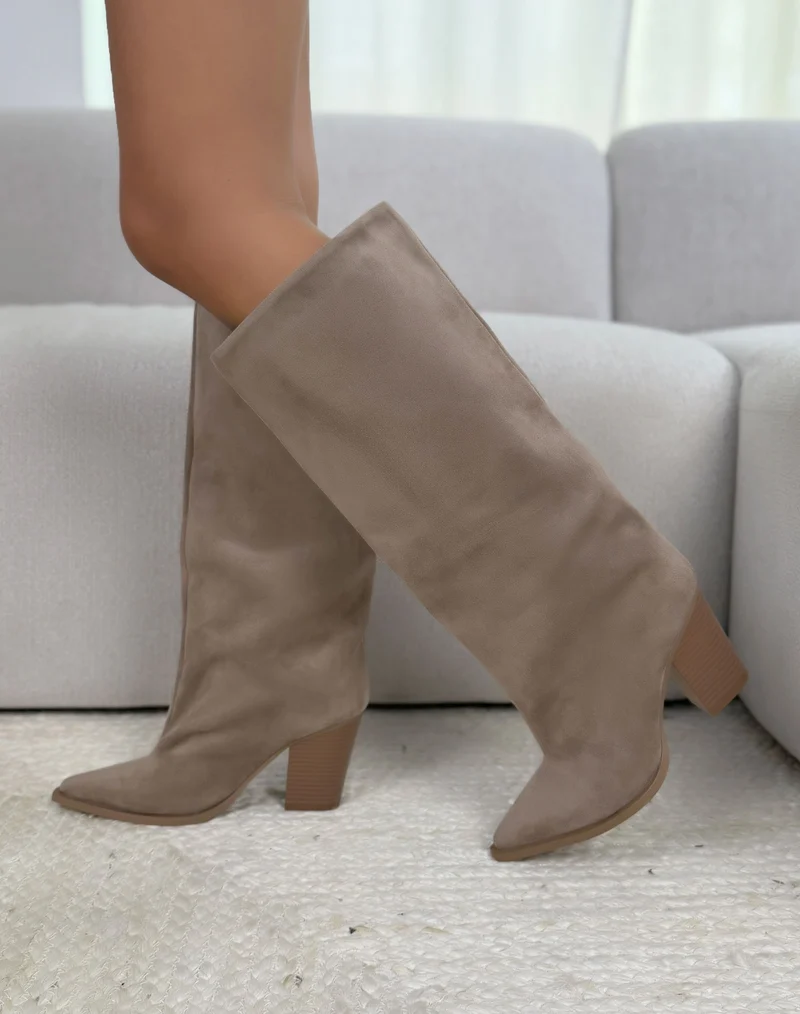 Bottes femme beige tendance en suédine à tige large et bout pointu