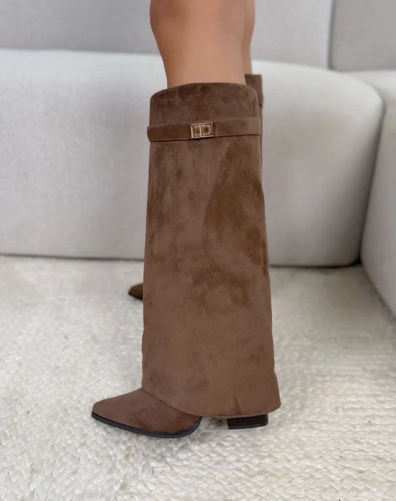 Botte femme marron clair élégante en suédine à revers avec sangle dorée