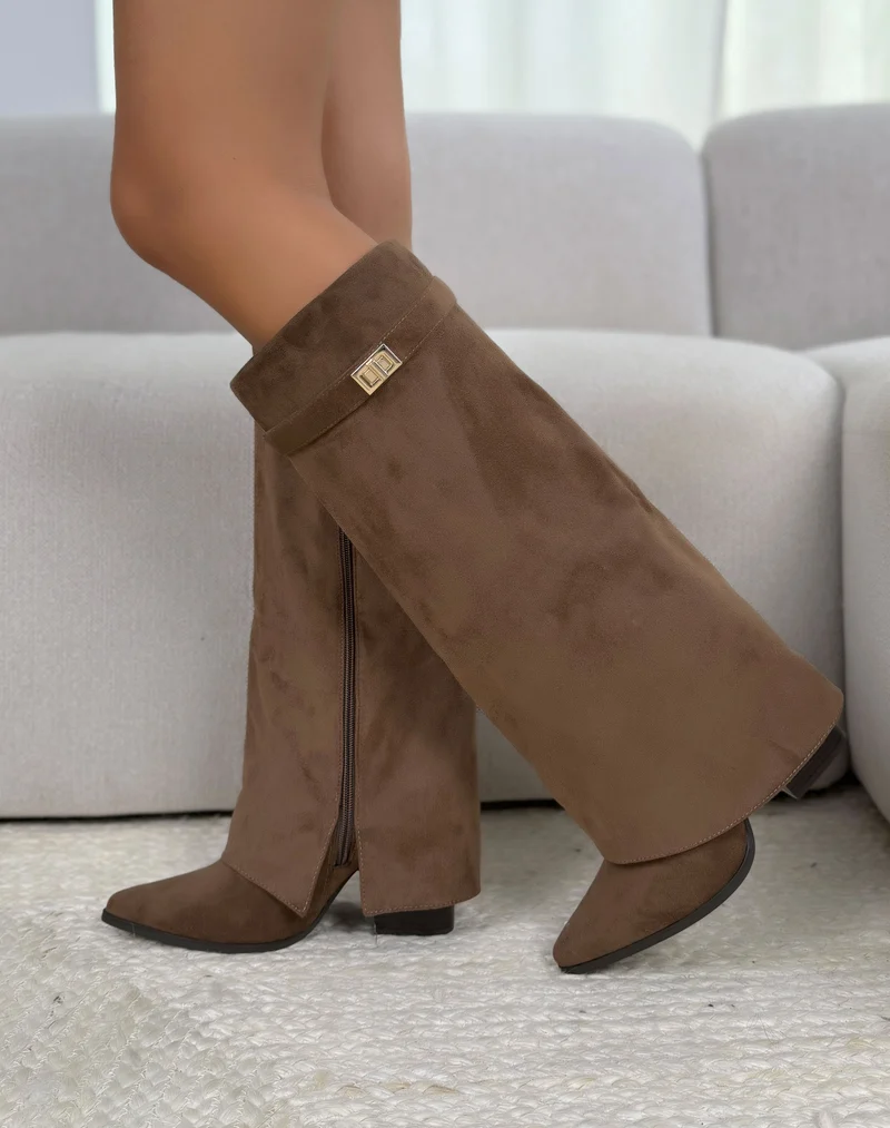 Botte femme marron clair élégante en suédine à revers avec sangle dorée