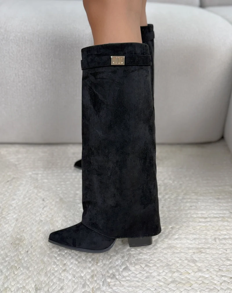 Botte femme noire élégante en suédine à revers avec sangle dorée et talon biseauté