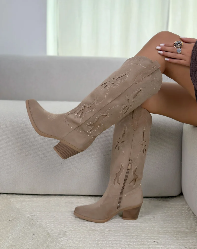 Botte femme beige tendance style santiag à strass argentés et talon épais biseauté