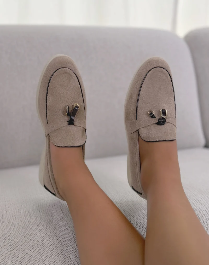Mocassins femme beige élégants en suédine avec détail marron et doré