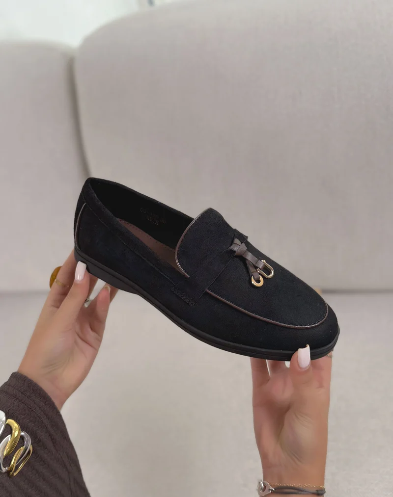 Mocassins femme noirs élégants en suédine avec détail marron et doré