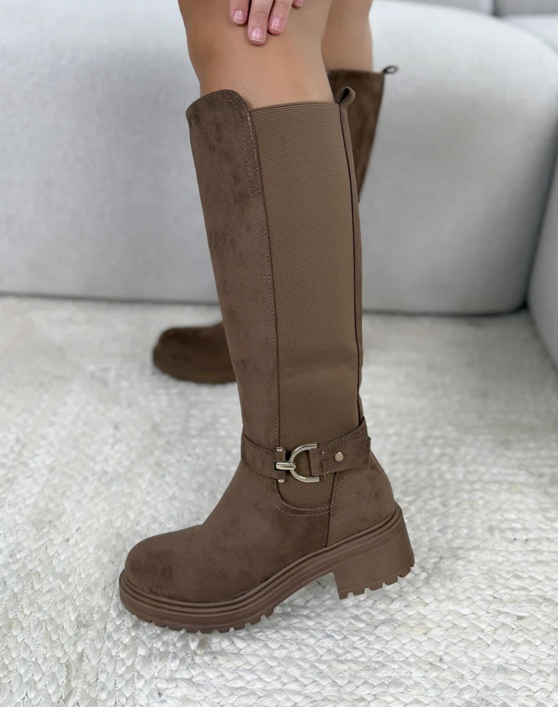 Bottes femme marron clair en suédine avec tige élastique et boucle dorée
