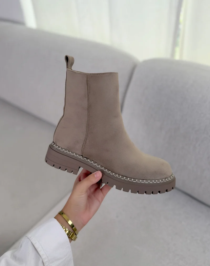 Bottines femme beige tendance en suédine à semelle crantée et bout rond