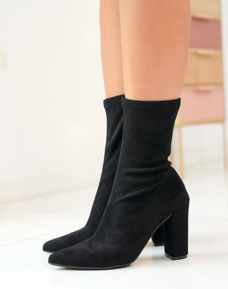 Bottines noires en suédine style chaussette à talon et bout pointu