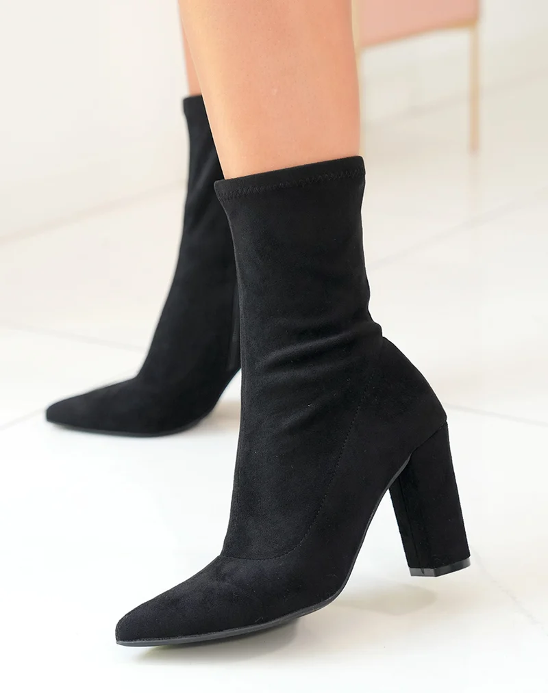 Bottines noires en suédine style chaussette à talon et bout pointu
