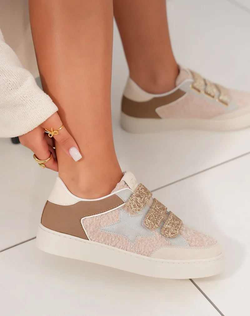 Basket femme effet moumoute beige avec scratchs dorés pailletés