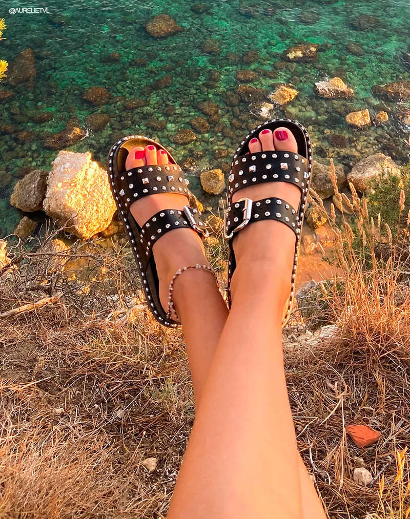 Sandales cloutées noires à boucles