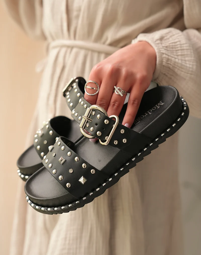 Sandales cloutées noires à boucles