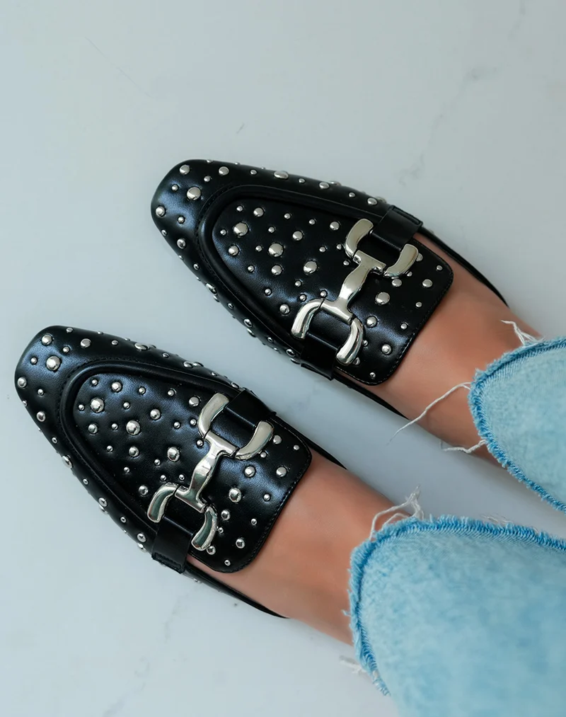 Mules noires ornées de clous argentés et d'une boucle élégante
