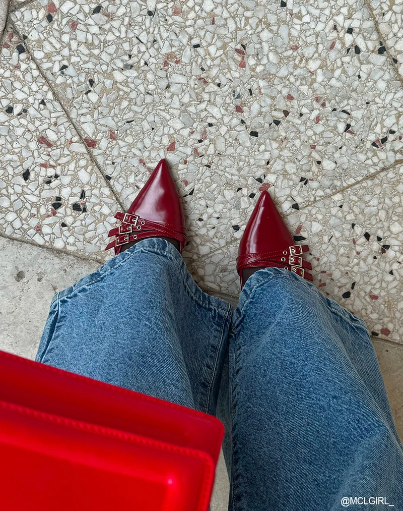 Escarpins bordeaux chic avec triple lanières et bout pointu