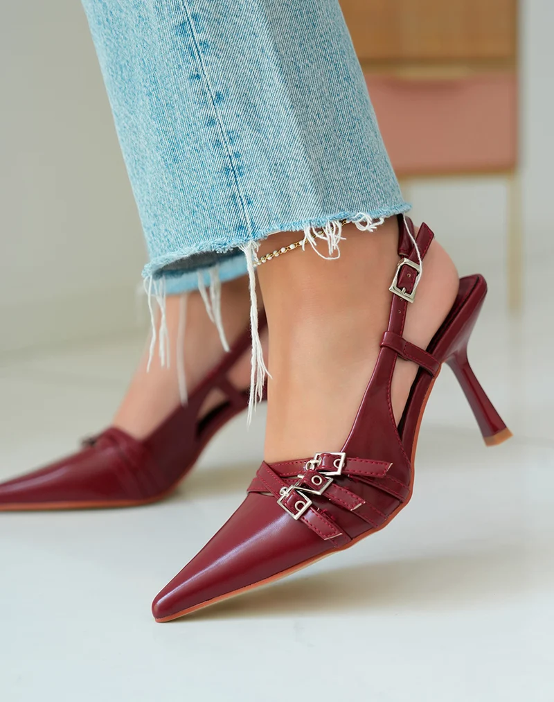 Escarpins bordeaux chic avec triple lanières et bout pointu