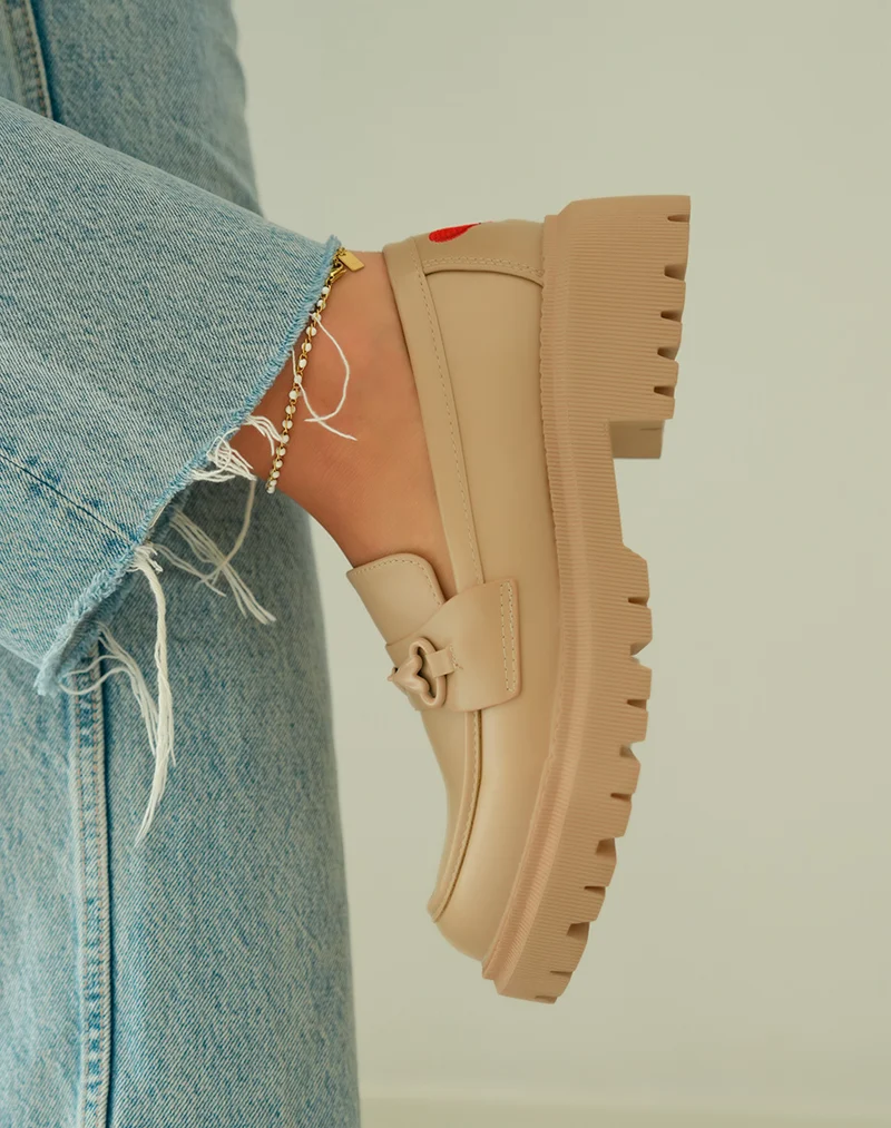 Mocassins beige foncé tendance avec coeur rouge et plateforme crantée