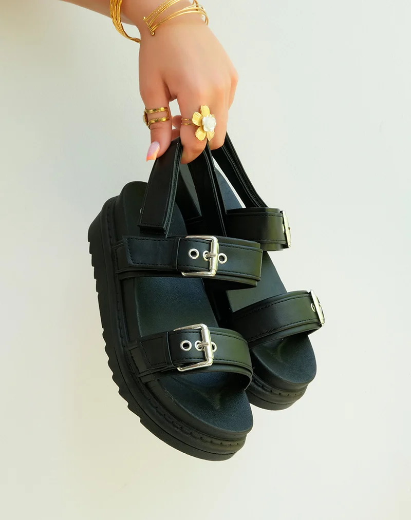 Sandales plateforme noires avec double brides pour un style urbain audacieux