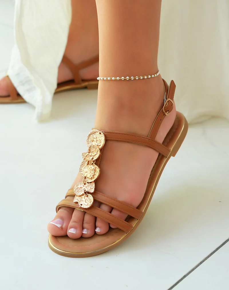 Nu-pieds femme camel ornés de bijoux dorés pour une élégance estivale