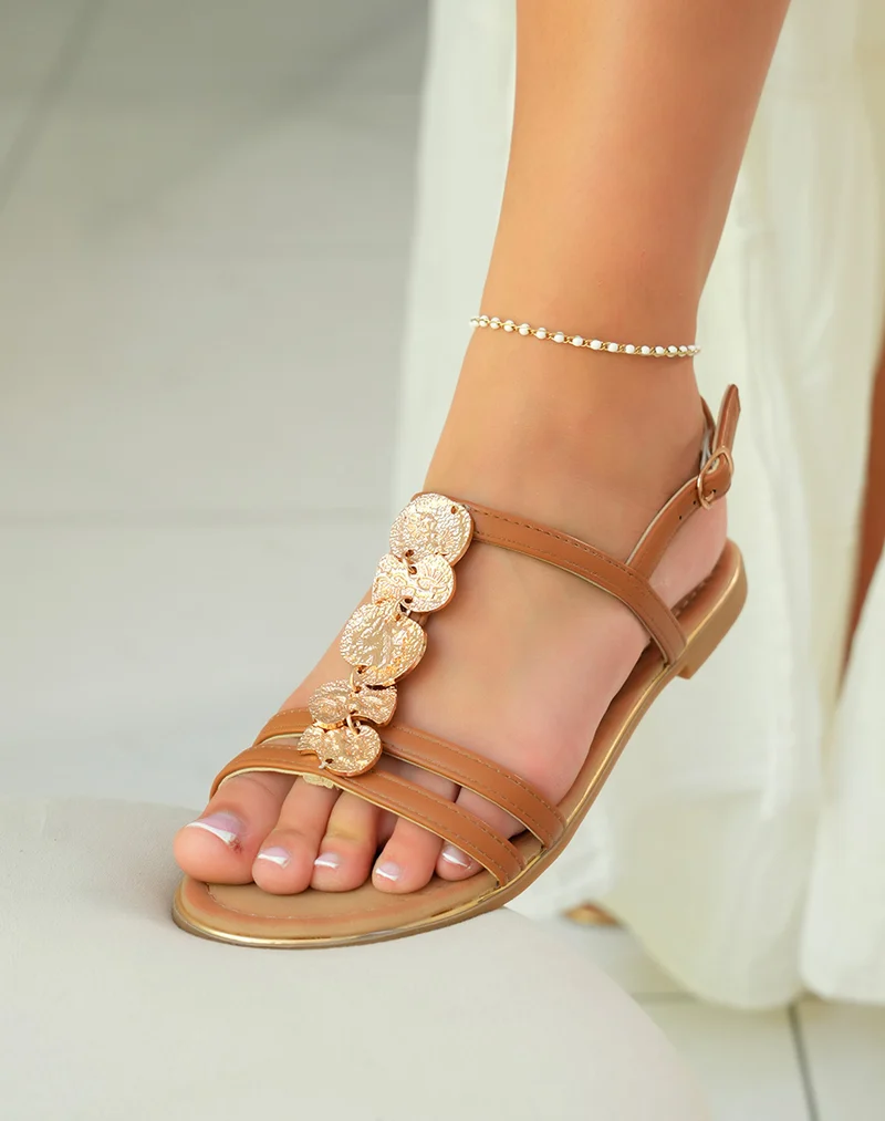 Nu-pieds femme camel ornés de bijoux dorés pour une élégance estivale