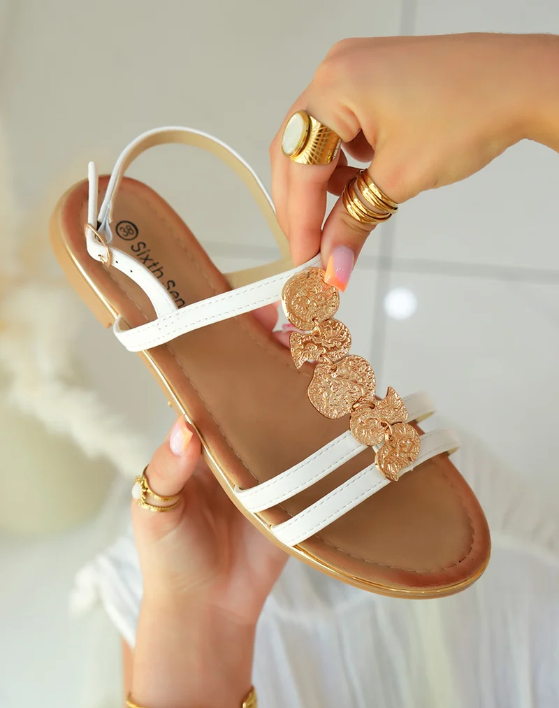 Nu-pieds femme blancs élégants avec détails dorés pour un look estival