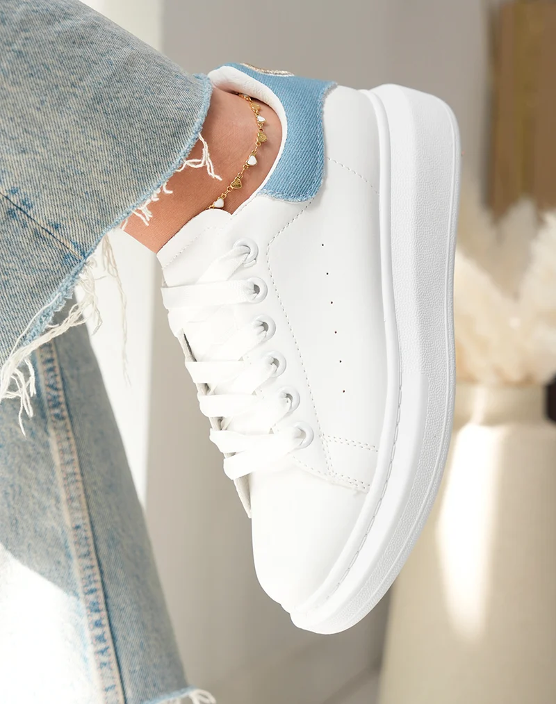 Baskets femme blanches tendance avec empiècement effet jean et détail doré